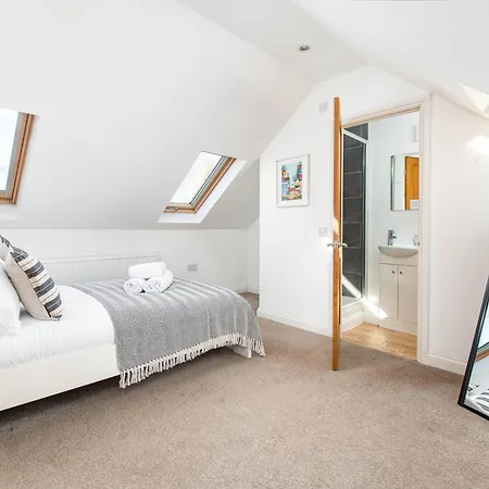 Large 5bed Town House-sleeps 9-by Fabaccommodation