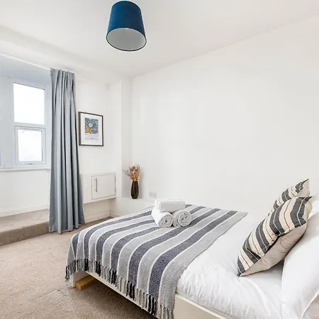 Large 5bed Town House-sleeps 9-by Fabaccommodation Bristol