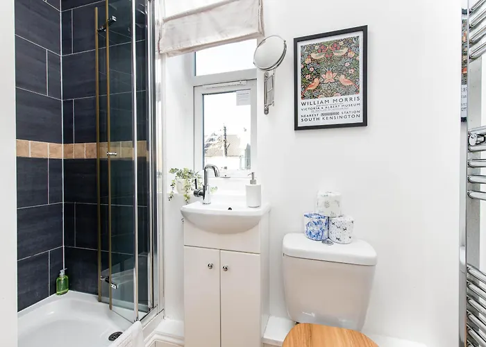 Large 5bed Town House-sleeps 9-by Fabaccommodation *