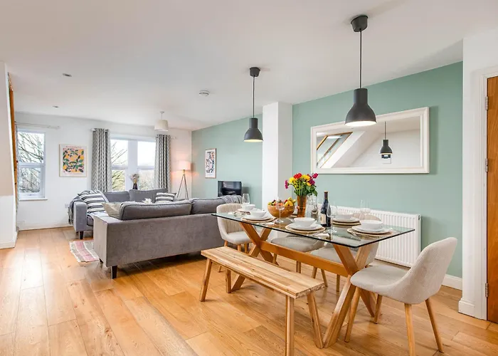 Large 5bed Town House-sleeps 9-by Fabaccommodation Apartmán *