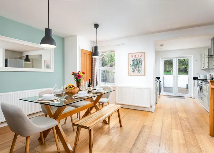 Large 5bed Town House-sleeps 9-by Fabaccommodation