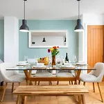 Large 5bed Town House-sleeps 9-by Fabaccommodation