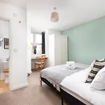 Apartment Large 5bed Town House-sleeps 9-by Fabaccommodation *