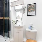 Large 5bed Town House-sleeps 9-by Fabaccommodation *