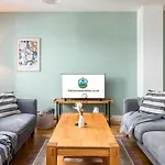 Large 5bed Town House-sleeps 9-by Fabaccommodation