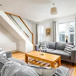 Daire Large 5bed Town House-sleeps 9-by Fabaccommodation Bristol