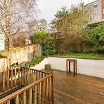Daire Large 5bed Town House-sleeps 9-by Fabaccommodation *