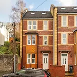 Large 5bed Town House-sleeps 9-by Fabaccommodation Daire *
