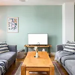 Large 5bed Town House-sleeps 9-by Fabaccommodation Daire