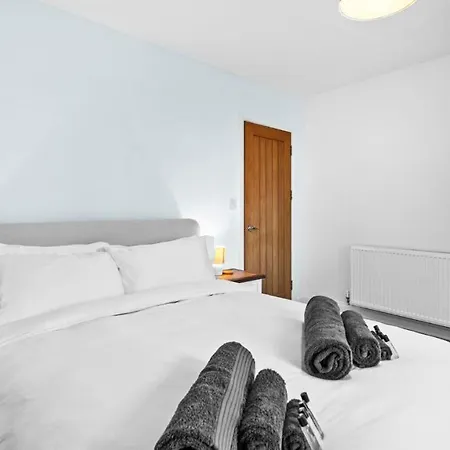 Large 5bed Town House-sleeps 9-by Fabaccommodation * Bristol