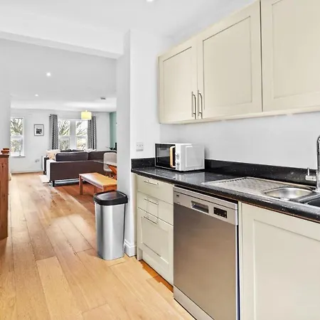 Appartement Large 5bed Town House-sleeps 9-by Fabaccommodation *