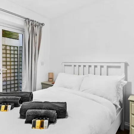 Apartment Cotswold Road North
