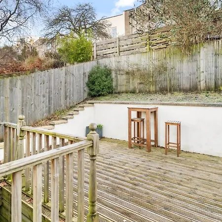 Large 5bed Town House-sleeps 9-by Fabaccommodation