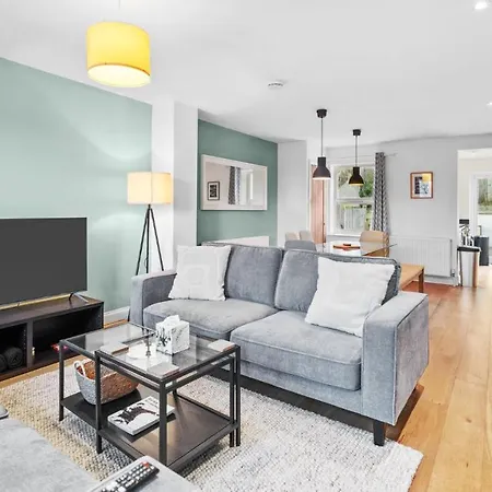 Large 5bed Town House-sleeps 9-by Fabaccommodation Bristol