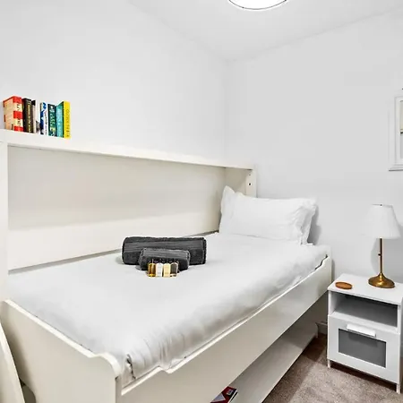 Large 5bed Town House-sleeps 9-by Fabaccommodation Appartement Bristol