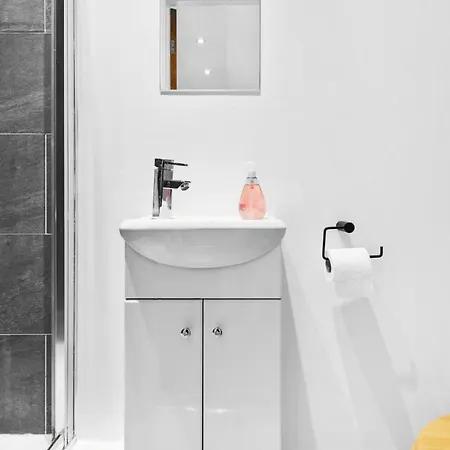 Cotswold Road North Apartment *