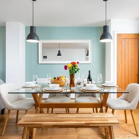 Large 5bed Town House-sleeps 9-by Fabaccommodation