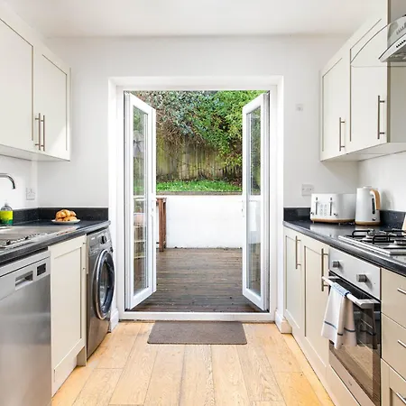 Apartment Large 5bed Town House-sleeps 9-by Fabaccommodation