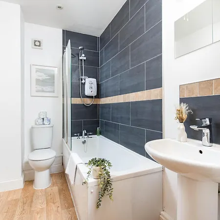 Large 5bed Town House-sleeps 9-by Fabaccommodation Apartman *