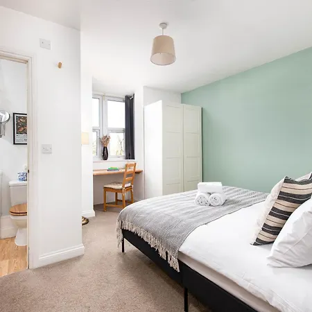 شقة Large 5bed Town House-sleeps 9-by Fabaccommodation *
