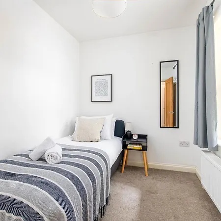 Large 5bed Town House-sleeps 9-by Fabaccommodation
