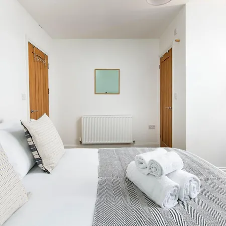 Large 5bed Town House-sleeps 9-by Fabaccommodation *