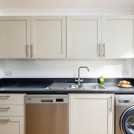 Large 5bed Town House-sleeps 9-by Fabaccommodation بريستول
