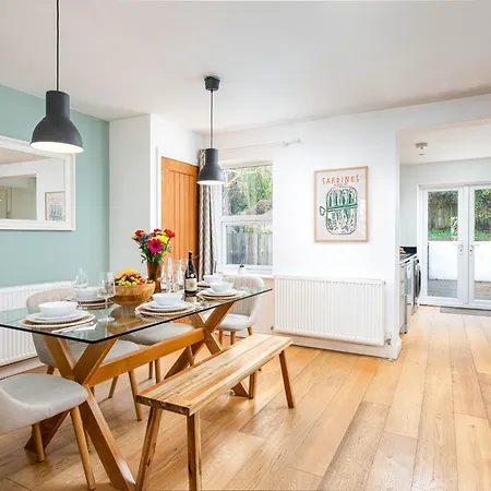 Large 5bed Town House-sleeps 9-by Fabaccommodation