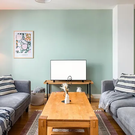 Large 5bed Town House-sleeps 9-by Fabaccommodation Апартаменти