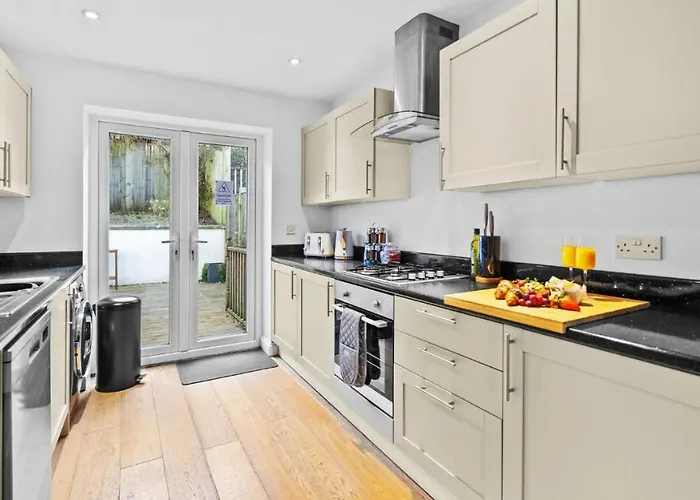 Large 5bed Town House-sleeps 9-by Fabaccommodation Appartement *