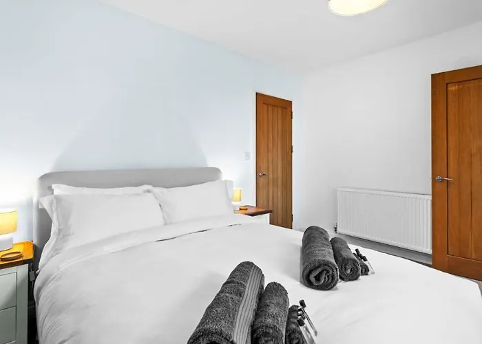 Large 5bed Town House-sleeps 9-by Fabaccommodation * 布里斯托