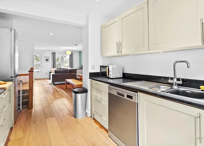 公寓 Large 5bed Town House-sleeps 9-by Fabaccommodation *