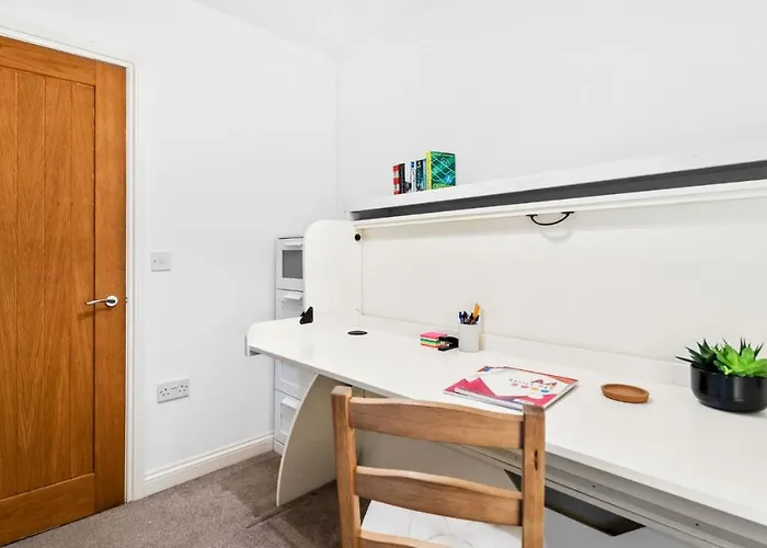 Large 5bed Town House-sleeps 9-by Fabaccommodation * 布里斯托