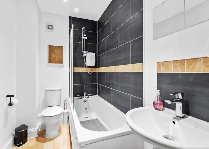 Large 5bed Town House-sleeps 9-by Fabaccommodation *