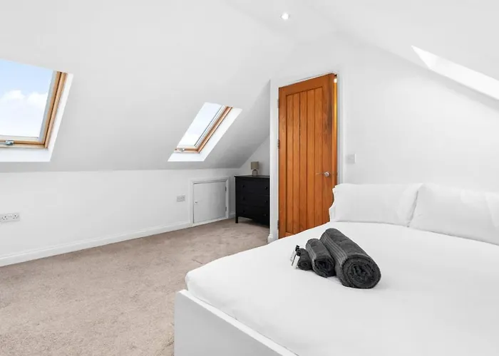 Large 5bed Town House-sleeps 9-by Fabaccommodation