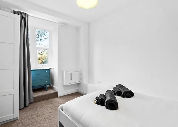 Large 5bed Town House-sleeps 9-by Fabaccommodation 公寓