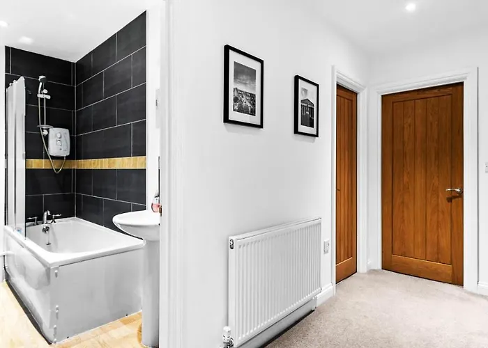 Large 5bed Town House-sleeps 9-by Fabaccommodation Appartement *