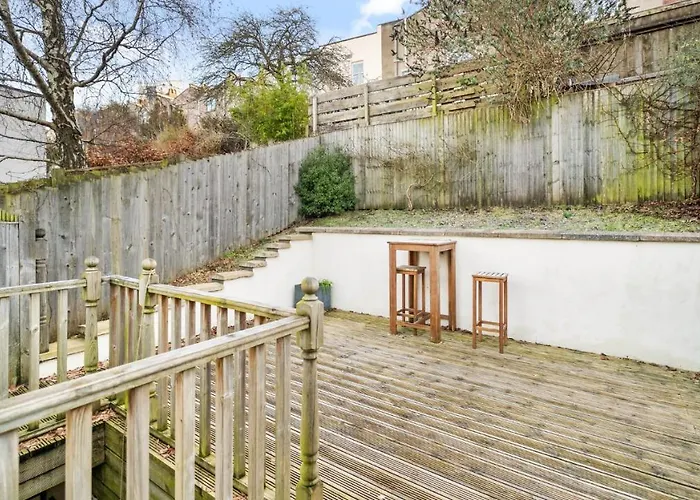 Large 5bed Town House-sleeps 9-by Fabaccommodation