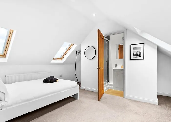 Large 5bed Town House-sleeps 9-by Fabaccommodation *