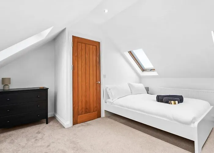 Large 5bed Town House-sleeps 9-by Fabaccommodation 公寓 布里斯托