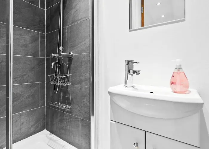 Large 5bed Town House-sleeps 9-by Fabaccommodation