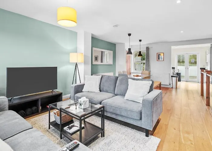 Large 5bed Town House-sleeps 9-by Fabaccommodation 布里斯托