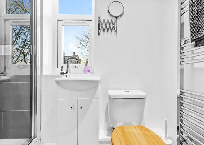 Large 5bed Town House-sleeps 9-by Fabaccommodation