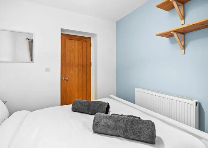 Large 5bed Town House-sleeps 9-by Fabaccommodation Appartement