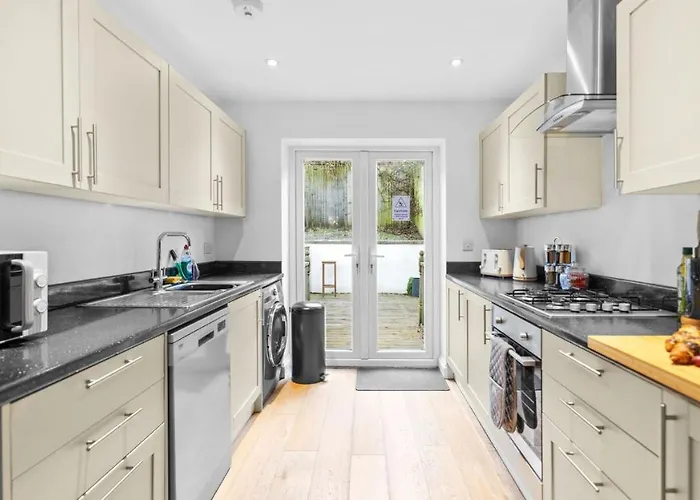 Large 5bed Town House-sleeps 9-by Fabaccommodation Appartement *