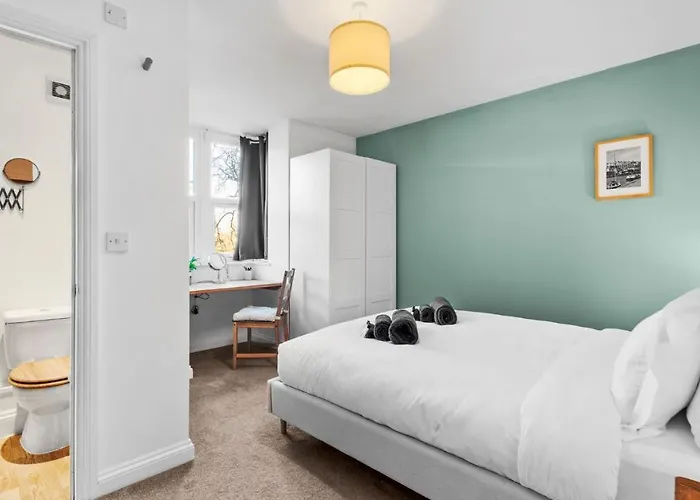 Large 5bed Town House-sleeps 9-by Fabaccommodation 公寓 布里斯托