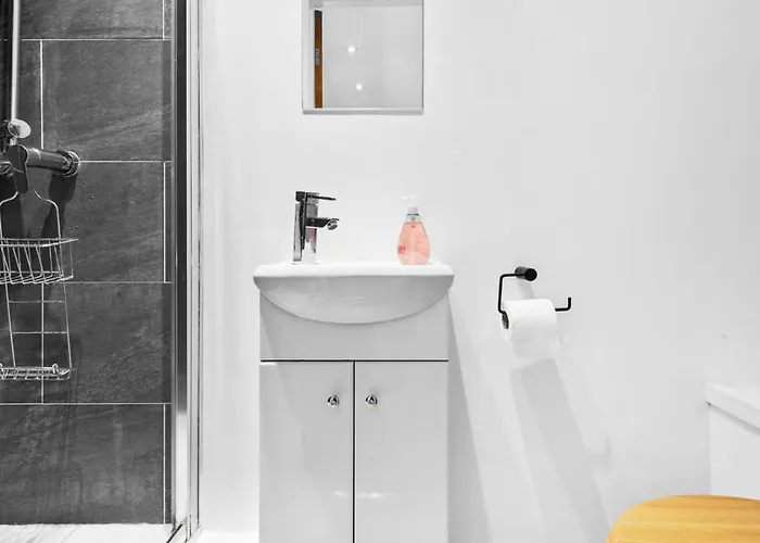 Large 5bed Town House-sleeps 9-by Fabaccommodation 公寓 *