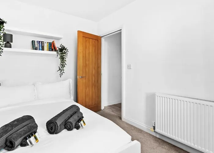 Large 5bed Town House-sleeps 9-by Fabaccommodation 公寓