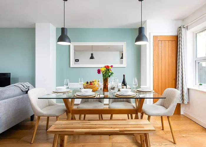 Large 5bed Town House-sleeps 9-by Fabaccommodation