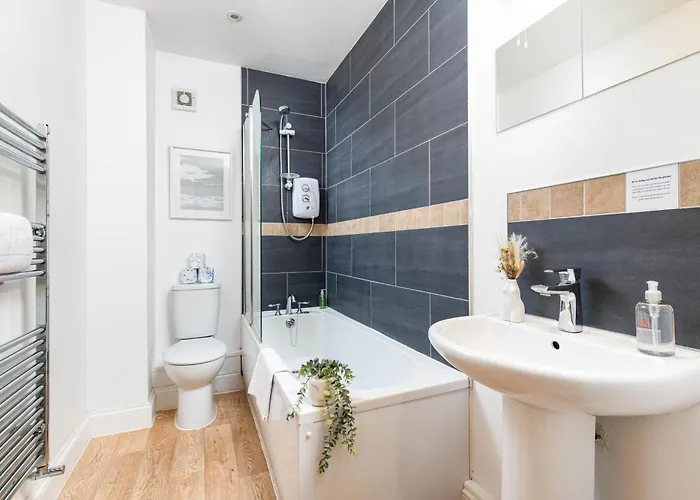 Large 5bed Town House-sleeps 9-by Fabaccommodation Apartman *